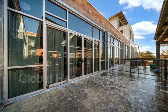 Building Photo - 1339 S Flores St