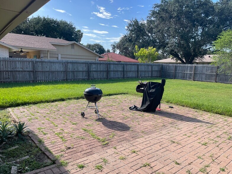 Building Photo - 5100 El Jardin Cir