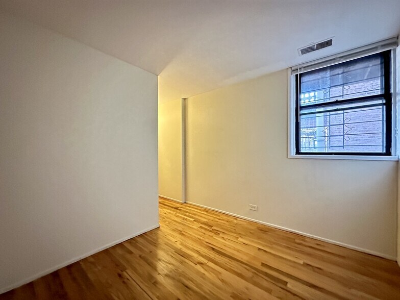 Building Photo - 604 W Surf St