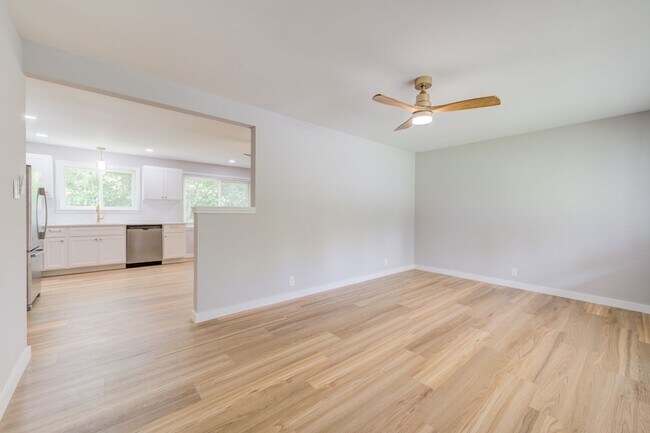 Building Photo - Beautiful renovated three bedroom house