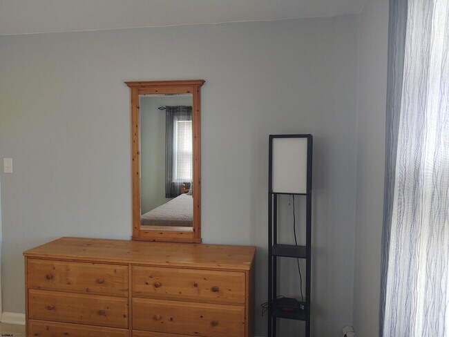 Building Photo - 701 E Beach Ave