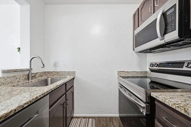 Building Photo - Beautifully remodeled and move in ready, this updated 1-bed, 2-bath condo sits in the heart of do...