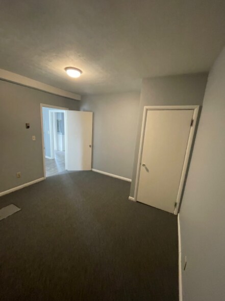 Building Photo - 913 N Main St