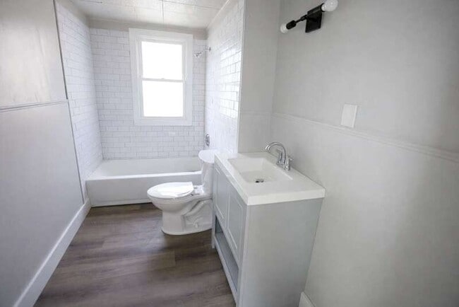 Building Photo - 437 Eastern Ave SE