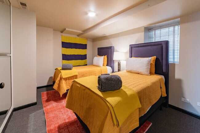 Building Photo - 1708 W Waveland Ave