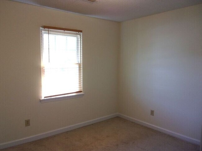 Building Photo - 3 Bedroom 1 Bath Home off Heckle Blvd