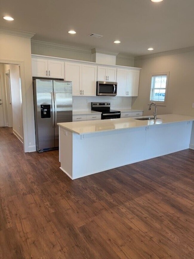 Building Photo - Beautiful 3 Bed 3.5 Bath House Available F...