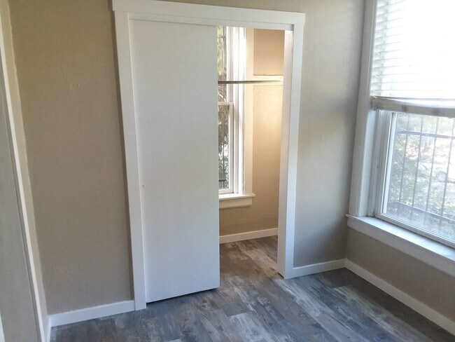 Building Photo - Cap Hil Adorable 1 Bedroom Available Now!