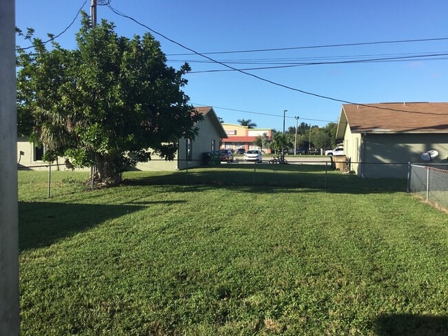 Building Photo - 215 SE Van Loon Terrace