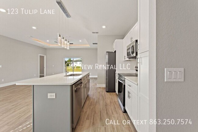 Building Photo - 123 Tulip Ln