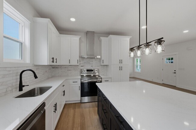 Building Photo - Spacious 5-Bedroom with Fenced Yard & Modern Amenities