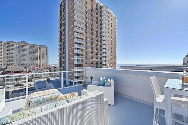 Building Photo - 112 S Weymouth Ave