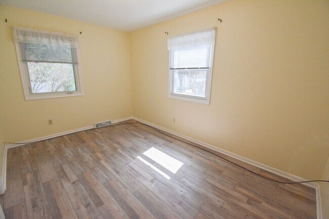 Building Photo - 3 Bedroom 1.5 Bath Available For Rent In Country Club Manor