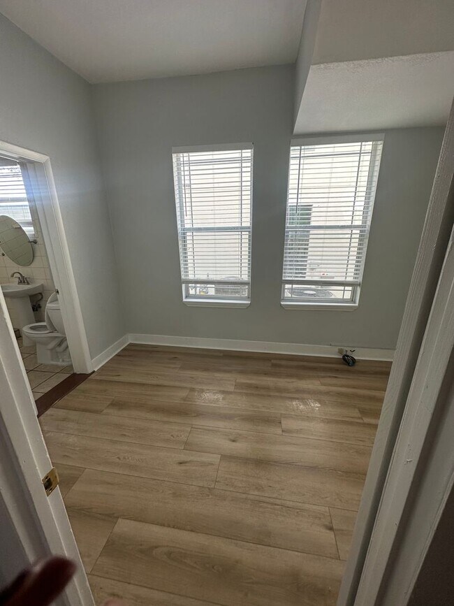 Building Photo - 5 bedroom, 2 bath, detached bonus room w/b...