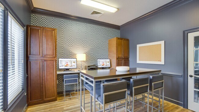 Building Photo - 900 Crowne Park Dr