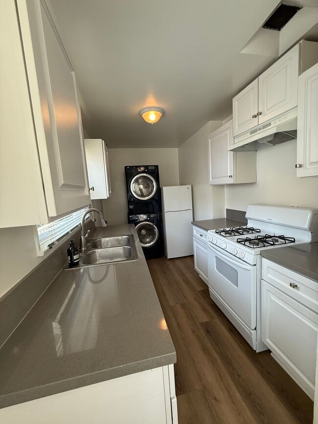 Building Photo - Remodeled Tujunga House