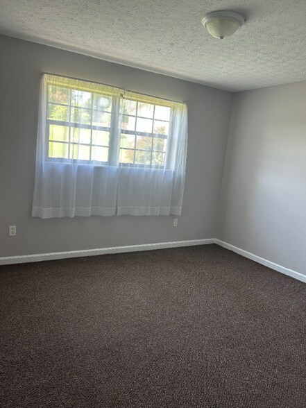 Building Photo - 120 Skyline Dr