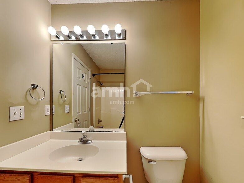 Building Photo - 1473 Lewisburg Pointe Dr