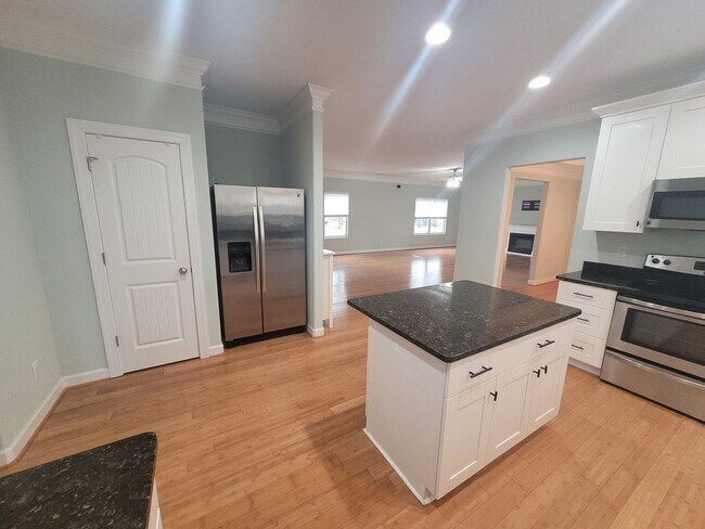Building Photo - Stunning 4 Bedroom, 2.5 Bath Home Just 3 Blocks to Chesapeake Bay