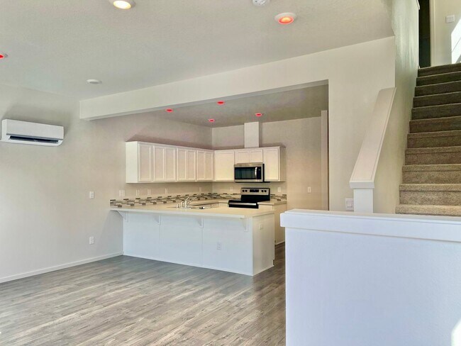 Building Photo - FREE RENT!! NEARLY NEW  HOME IN EZ LIVING ...
