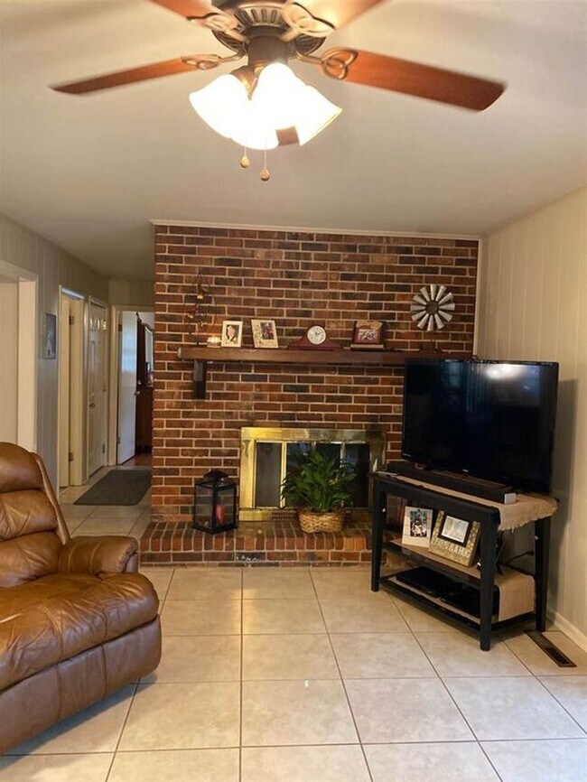 Building Photo - 3155 Lakeshore Dr