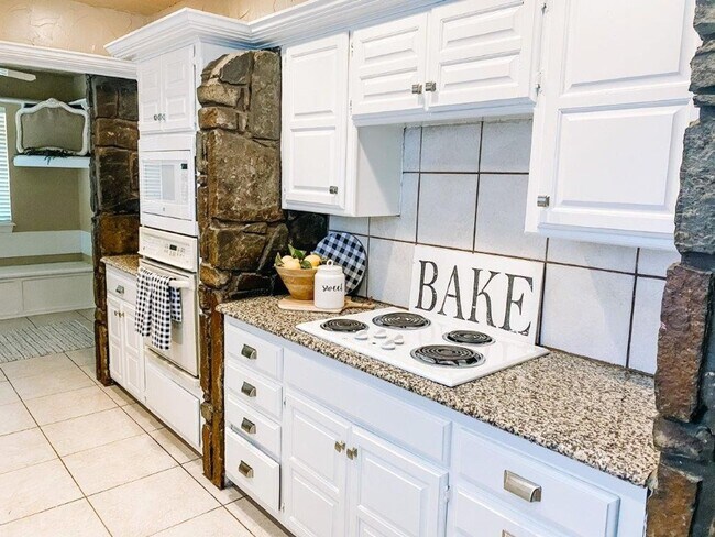 Building Photo - 4 or 5 bedroom and a bonus room with 4 baths for rent in SW OKC (Moore schools)!  Lots of space a...