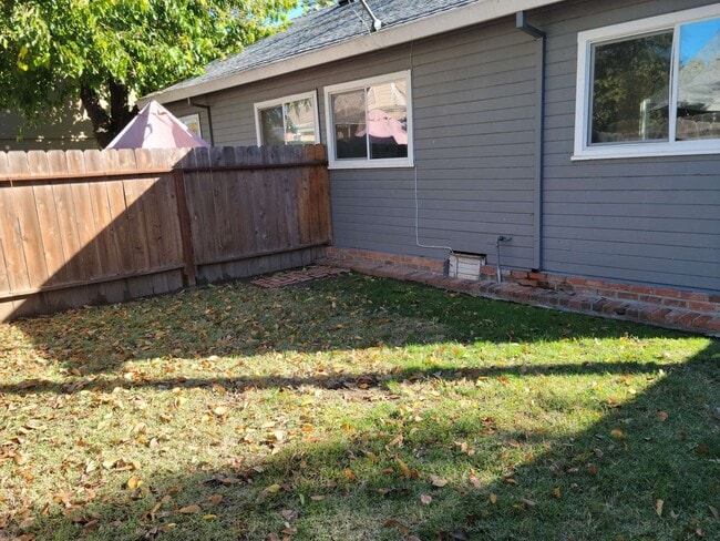 Building Photo - Nice 2 Bedroom Duplex!!!