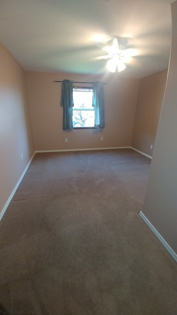 Building Photo - 4-Bed, 2-Bath Home Off Road 100 with Easy ...