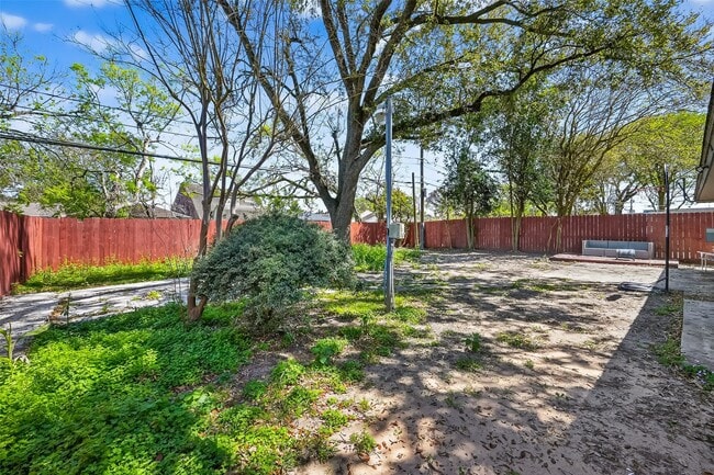 Building Photo - 12211 Chimney Rock Rd