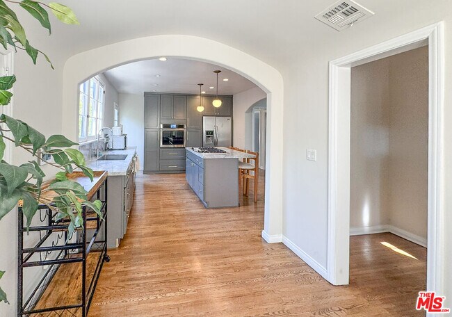 Building Photo - 345 Westbourne Dr