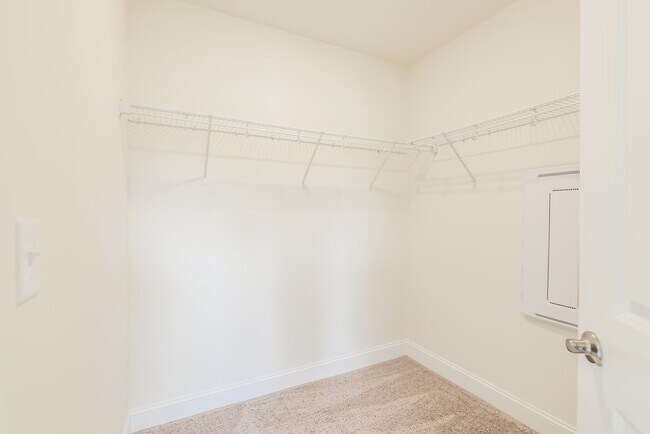 Building Photo - Available Early July - 3 Bed, 2.5 Ba in Convenient Location! Pet Friendly!