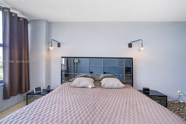 Building Photo - 2500 Parkview Dr