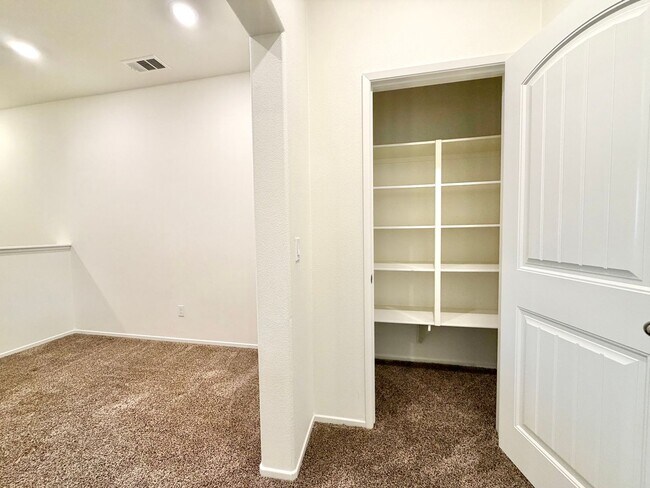 Building Photo - 2 bedroom 2.5 Bathroom Home with a LOFT located in the heart of Menifee!