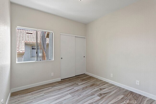 Building Photo - 5 Silver Glade Dr