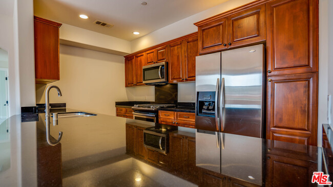 Building Photo - 5037 Rosewood Ave