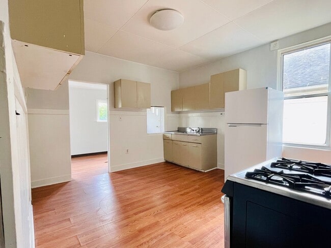 Building Photo - Charming 2 Bed / 1 Bath Single-Family Home...