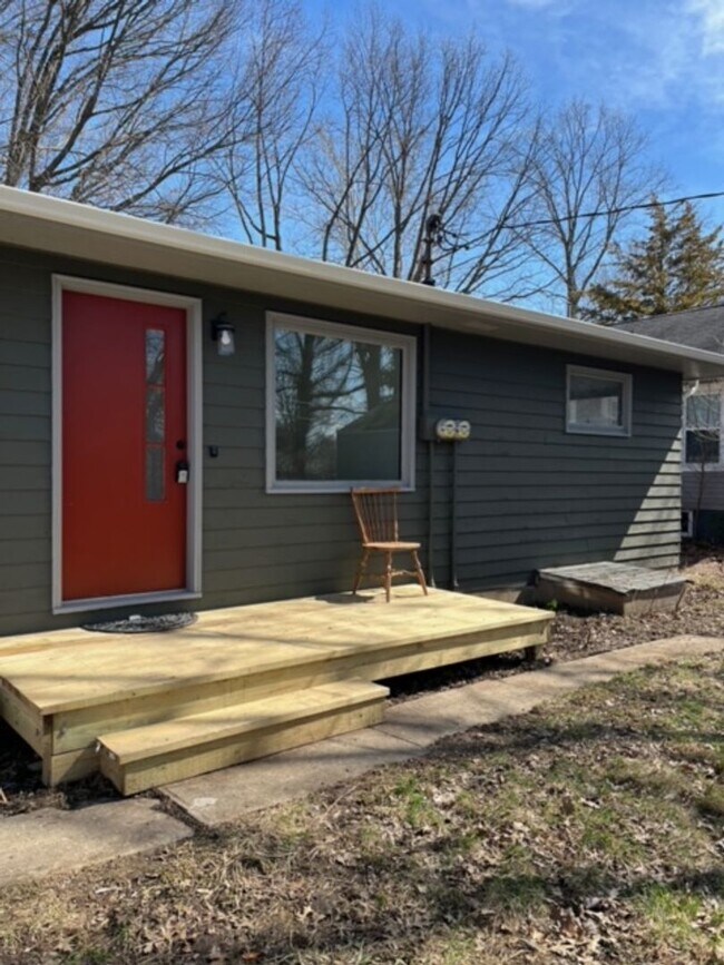 Building Photo - Charming 2BR Apartment Near Downtown Urbana + Garage