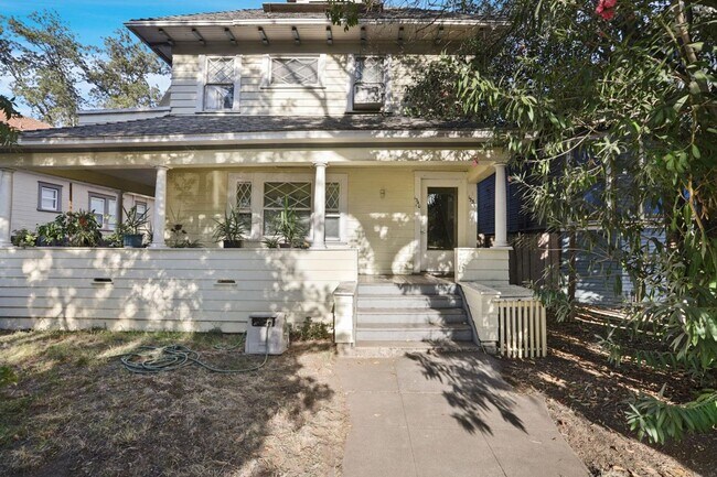 Building Photo - Spacious Studio Apartment
