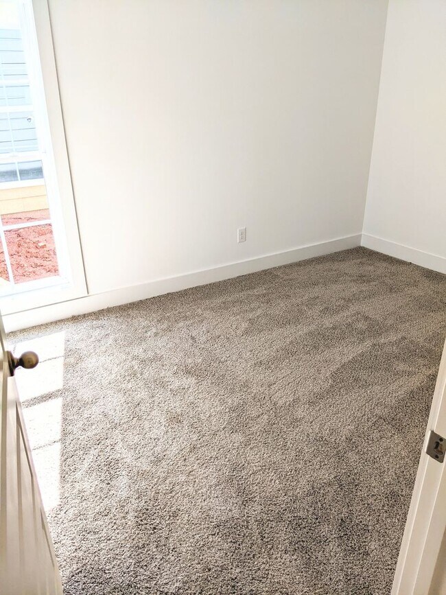 Building Photo - 2 Bedroom Cottage in Fox Run Village!