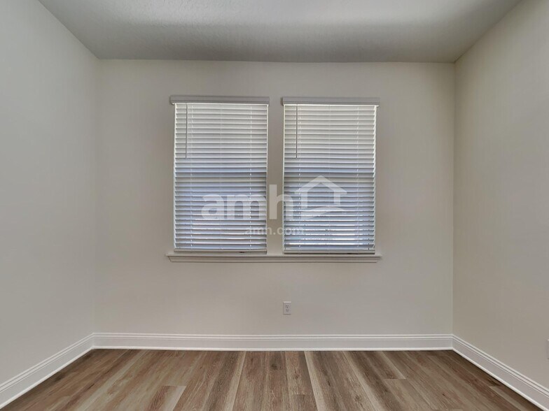 Building Photo - 11643 Hillside Dr