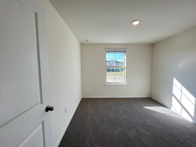 Building Photo - Perfect townhouse -  available now!