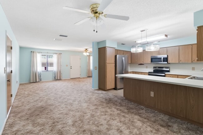 Building Photo - Charming 2/2 Spacious Home with/ 1 Car Garage in St. Cloud Close to the Lakefront Park