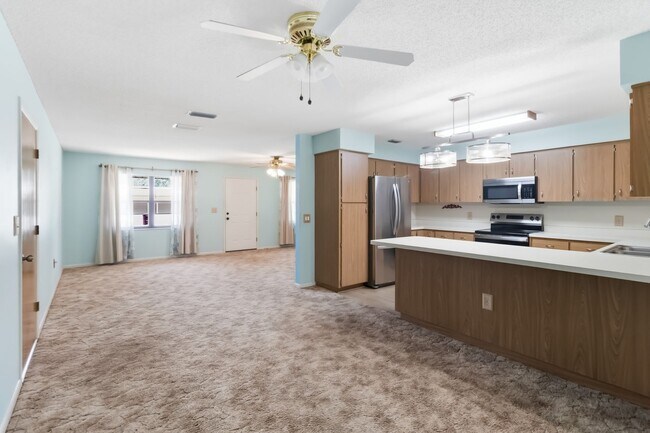 Building Photo - PENDING APPLICATION-Charming 2/2 Spacious Home with/ 1 Car Garage in St. Cloud Close to the Lakef...