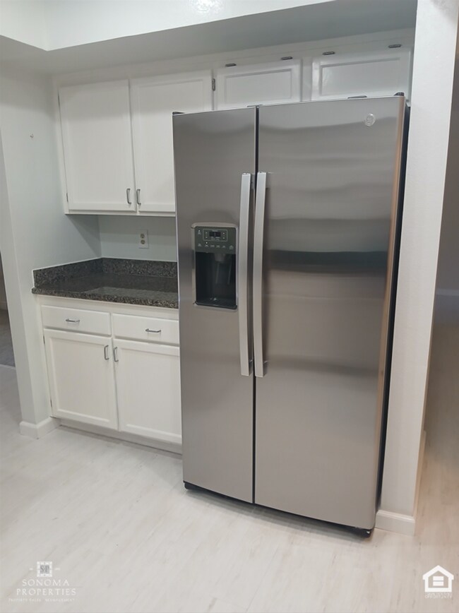 Building Photo - 3 Bedroom, 2.5 Bathroom Townhouse, Located...