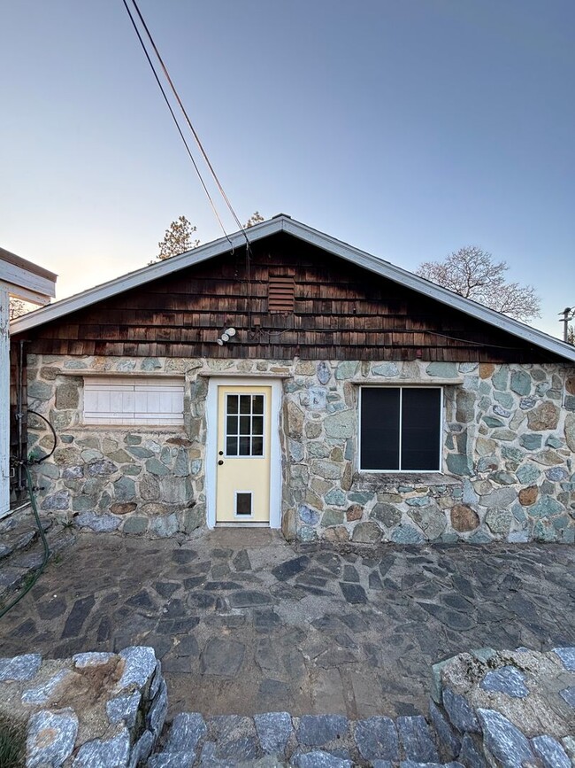 Building Photo - Charming Stone Cottage Available