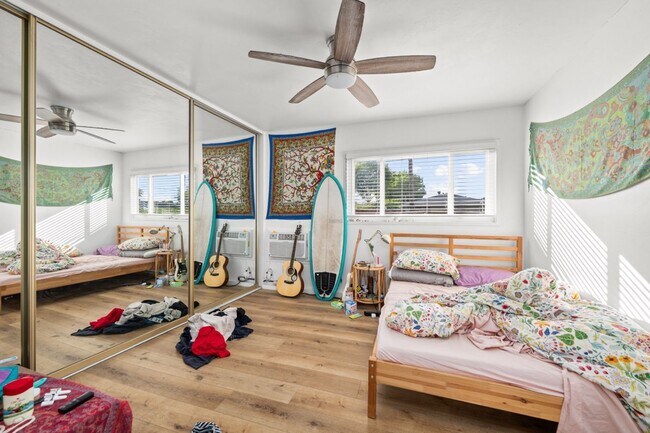 Building Photo - Semi furnished!