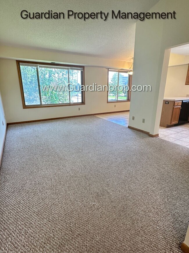 Building Photo - Richfield 2nd Floor Apartment, Very Spacio...