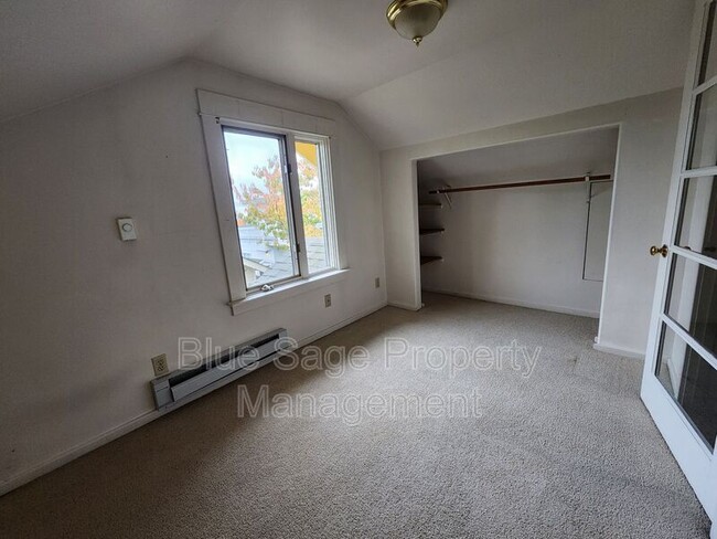 Building Photo - 137 W 13th St