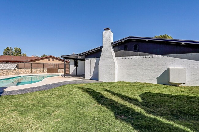 Building Photo - beautiful swimming pool and backyard oasis! fully remodeled home new appliances !