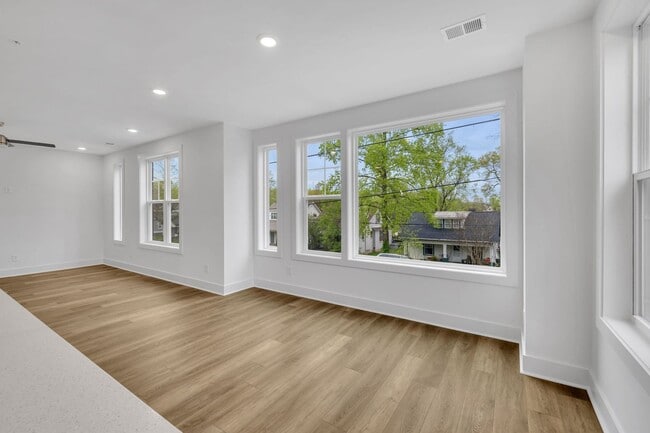 Building Photo - 423C Veritas St